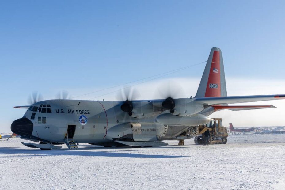 Un Hércules LC-130 asignado a la 109ª Ala de Transporte Aéreo, Guardia Nacional Aérea de Nueva York en la Estación McMurdo, Antártida, es fotografiado en la pista durante la temporada de apoyo de la Operación Congelación 2024-25. (Foto de la Fuerza Aérea de EE.UU. por el sargento técnico Gabriel Enders).