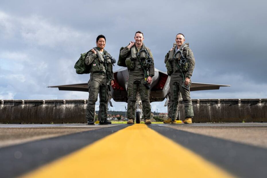 De izquierda a derecha: El Capitán Nakanishi de la Fuerza Aérea de Autodefensa de Japón, el Teniente Mike Watson de la Fuerza Aérea de los Estados Unidos y el FLTLT Ryan de la Real Fuerza Aérea Australiana delante de un F-35A Lightning II en la línea de vuelo para el ejercicio Cope North 2025 en la Base Aérea Andersen, Guam, el 19 de febrero de 2025. El ejercicio de entrenamiento de campo multinacional, patrocinado por las Fuerzas Aéreas del Pacífico de EE.UU. se centró en la realización de entrenamiento de combate de la Fuerza Aérea para aumentar la interoperabilidad. Foto de la ANG por Tala Hunt