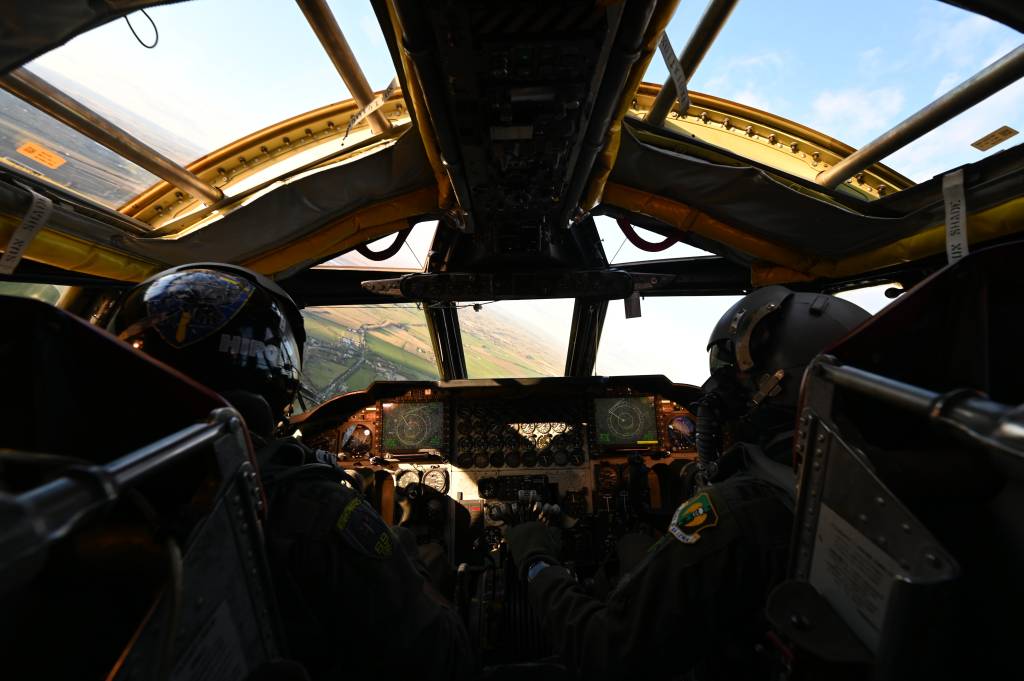 Pilotos de la Fuerza Aérea de EE.UU. asignados al 69º Escuadrón Expedicionario de Bombarderos vuelan un avión B-52H Stratofortress a través del área de responsabilidad del Mando Central de EE.UU. para el ejercicio Escudo Espartano durante la BTF 25-2, el 27 de febrero de 2025. Los Bomber Task Forces aumentan la capacidad de los aliados y socios de la OTAN para colaborar y operar en un entorno conjunto de alta intensidad, fomentar la confianza y mejorar la preparación, capacidad de respuesta e integración. (Foto de la Fuerza Aérea de EE.UU. por el Sargento Jasmonet Holmes)