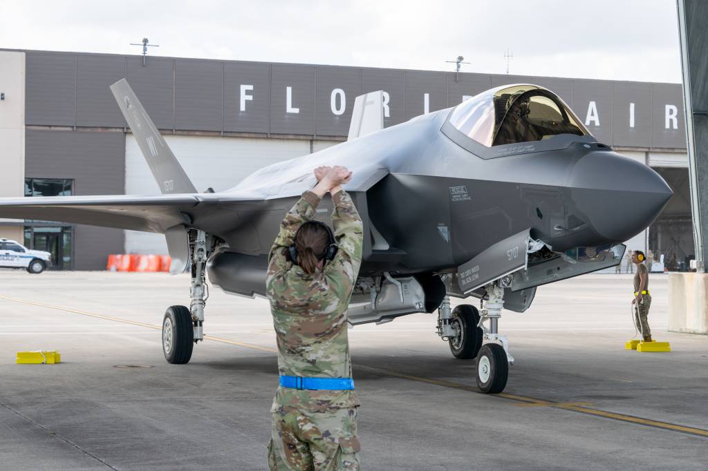 Un técnico de mantenimiento de aeronaves asignado al 125º Grupo de Mantenimiento de la Guardia Nacional Aérea de Florida supervisa un avión F-35A Lightning II durante su llegada al 125º Ala de Caza ubicada en Jacksonville, Florida, el 4 de marzo de 2025. La llegada marca la transición de la unidad al avión de combate de quinta generación, mejorando la misión de defensa nacional 24/7 del ala y fortaleciendo los esfuerzos de integración de fuerzas conjuntas en Florida. (Foto de la Guardia Nacional Aérea de EE.UU. por el sargento Jacob Hancock)