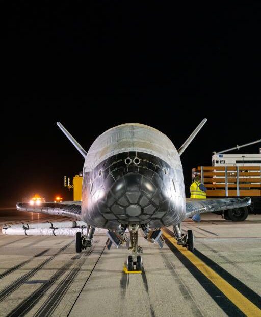 La Misión Siete del Vehículo de Pruebas Orbitales X-37B de la Fuerza Espacial de EE.UU. aterrizó con éxito en la Base de la Fuerza Espacial de Vandenberg, California, el 7 de marzo de 2025. El X-37B aterrizó en Vandenberg SFB para ejercitar la capacidad del servicio para recuperar el avión espacial a través de múltiples sitios. (Foto de cortesía de las Fuerzas Espaciales de EE.UU.)