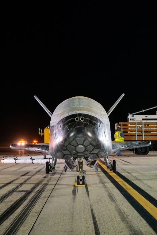 La Misión Siete del Vehículo de Pruebas Orbitales X-37B de la Fuerza Espacial de EE.UU. aterrizó con éxito en la Base de la Fuerza Espacial de Vandenberg, California, el 7 de marzo de 2025. El X-37B aterrizó en Vandenberg SFB para ejercitar la capacidad del servicio para recuperar el avión espacial a través de múltiples sitios. (Foto de cortesía de las Fuerzas Espaciales de EE.UU.)