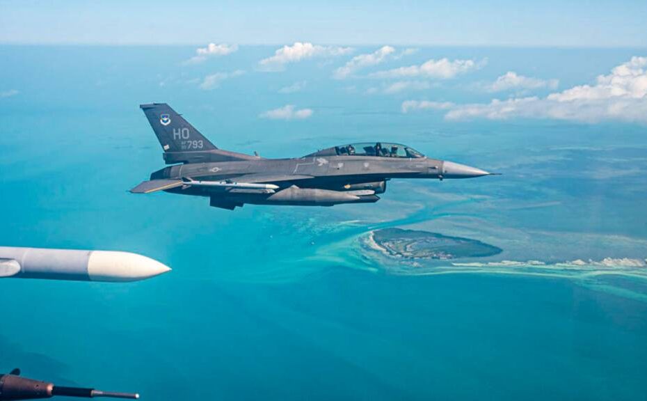 Un F-16 Fighting Falcon de la Fuerza Aérea de EE.UU. asignado a la Base Holloman vuela sobre Cayo Hueso durante un Ejercicio de Gran Fuerza en la Base Homestead de la Reserva Aérea, Florida, 13 de marzo de 2025. El LFE proporcionó una valiosa exposición a nuevos entornos y equipos, permitiendo a los pilotos adaptarse rápida y eficientemente, mejorando su capacidad para desplegar, operar y solucionar problemas en condiciones dinámicas y siempre cambiantes. (Foto de la Fuerza Aérea de EE.UU. por la aviadora superior Michelle Ferrari)