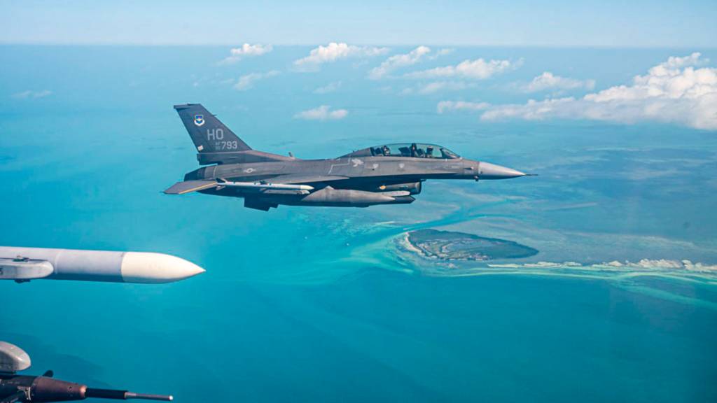 Un F-16 Fighting Falcon de la Fuerza Aérea de EE.UU. asignado a la Base Holloman vuela sobre Cayo Hueso durante un Ejercicio de Gran Fuerza en la Base Homestead de la Reserva Aérea, Florida, 13 de marzo de 2025. El LFE proporcionó una valiosa exposición a nuevos entornos y equipos, permitiendo a los pilotos adaptarse rápida y eficientemente, mejorando su capacidad para desplegar, operar y solucionar problemas en condiciones dinámicas y siempre cambiantes. (Foto de la Fuerza Aérea de EE.UU. por la aviadora superior Michelle Ferrari)