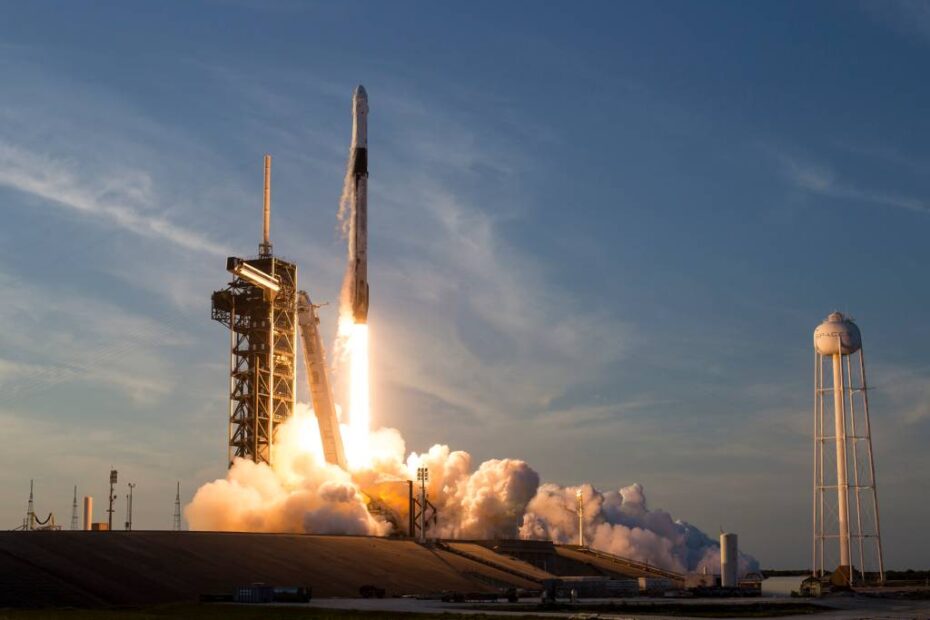 La tripulación 10 de SpaceX de la NASA despega a bordo de un cohete Falcon 9 de SpaceX que transporta la nave espacial Dragon pilotada por la astronauta y Mayor de la Fuerza Aérea de EE.UU. Nichole «Vapor» Ayers, desde el Centro Espacial Kennedy, Florida, el 14 de marzo de 2025, a las 7:03 p.m. EDT. Ayers ha volado en misiones en todo el mundo, incluyendo más de 200 horas de combate en la Operación Inherent Resolve sobre Irak y Siria y más de 1.400 horas de vuelo en el T-38 Talon y el F-22 Raptor. Anteriormente destinado en la Base Conjunta Elmendorf-Richardson, Alaska, Ayers se desempeñó como subdirector de operaciones del 3er Ala, 90º Escuadrón de Caza antes de recibir la llamada para unirse a la NASA en 2021. (Foto de la Fuerza Aérea de EE.UU. cortesía de la NASA por Aubrey Gemignani)