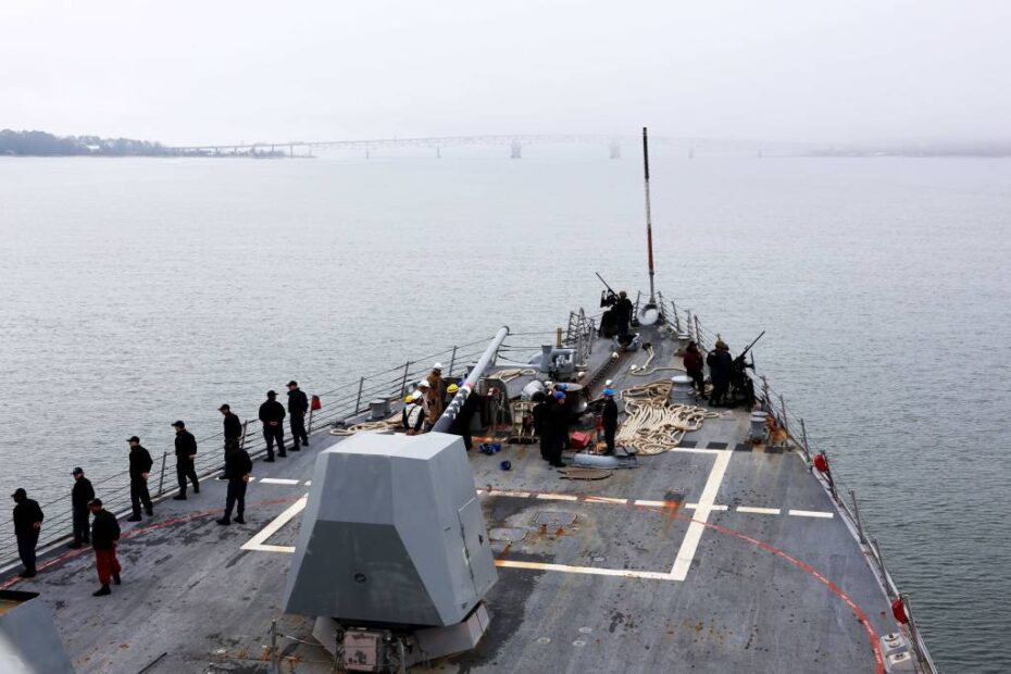 Marineros a bordo del destructor de misiles guiados USS Gravely de la clase Arleigh Burke transitan por el puente George P. Coleman Memorial Bridge en Yorktown, Virginia, el 15 de marzo de 2025. El Mando Norte de los EE.UU. está colaborando con el Departamento de Seguridad Interior para reforzar la Oficina de Aduanas y Protección de Fronteras de los EE.UU. a lo largo de la frontera sur con fuerzas militares adicionales. ©US Navy