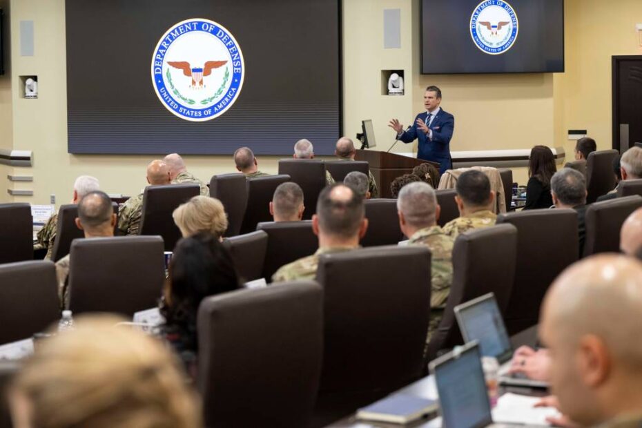 El Secretario de Defensa Pete Hegseth se dirige a los altos mandos de las Fuerzas Aéreas en la Cumbre del Departamento de las Fuerzas Aéreas en la Base Conjunta Andrews, Maryland, el 19 de marzo de 2025. ©DoD