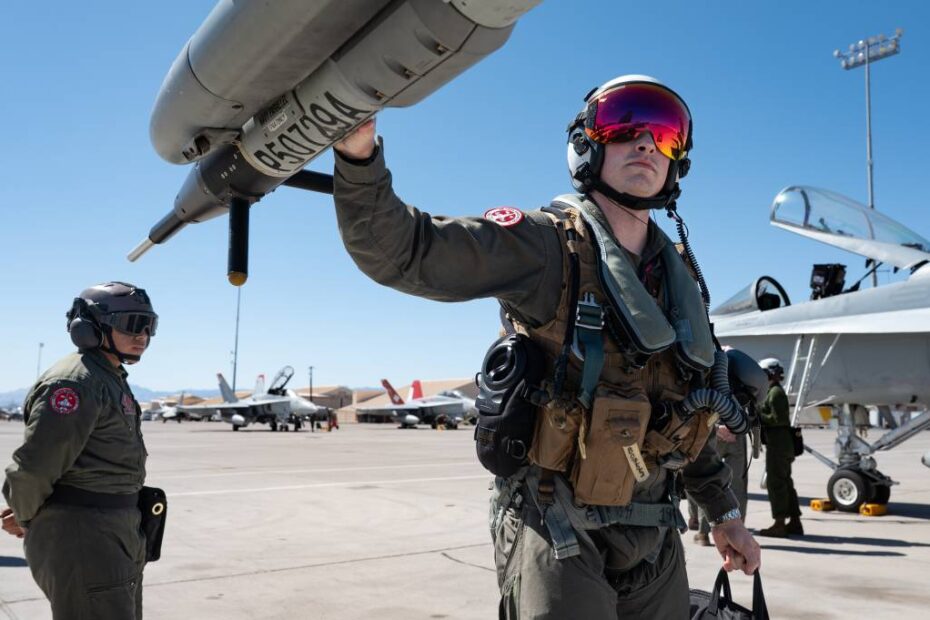 Keith Bartlett, Mayor del Cuerpo de Marines de EE.UU., piloto de un F/A-18C Hornet, asignado al Escuadrón de Ataque de Cazas 232, de la Estación Aérea del Cuerpo de Marines de Miramar, California, realiza una inspección previa al vuelo de su avión antes de su misión Red Flag-Nellis en la Base Aérea de Nellis, Nevada, el 19 de marzo de 2025. Red Flag 25-2 reforzó la integración entre las fuerzas conjuntas, así como entre las naciones aliadas y asociadas, permitiendo a los participantes perfeccionar su preparación y letalidad mediante un entrenamiento diario de alto nivel. (Foto de la Fuerza Aérea de EE.UU. por William R. Lewis)