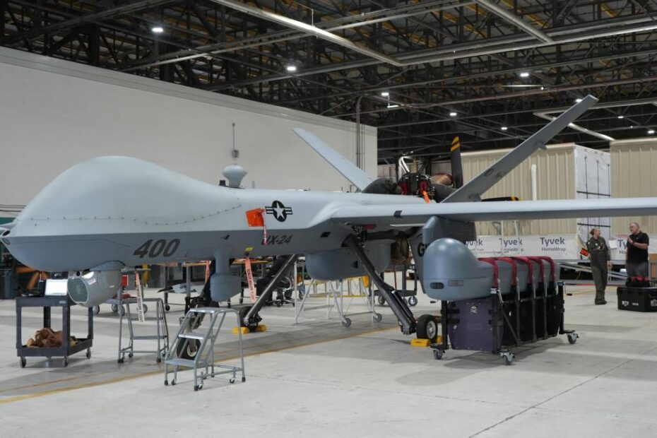 Un MQ-9 Reaper se actualiza con SkyTower II Pod que se desplegará en el escuadrón del Cuerpo de Marines el próximo año para mejorar la capacidad operativa. (Foto de la Marina de EE.UU.)