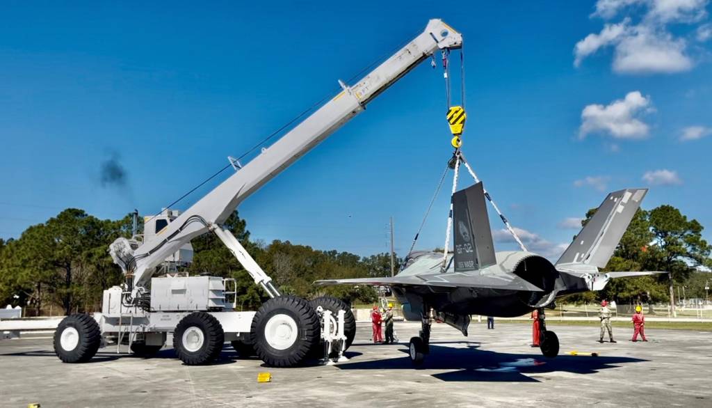 Una nueva grúa de choque y salvamento (CSC) es entregada el 27 de febrero al Centro de Entrenamiento Técnico Aéreo Naval (NATTC) en Pensacola, Florida (Foto de la Armada de EE.UU.)