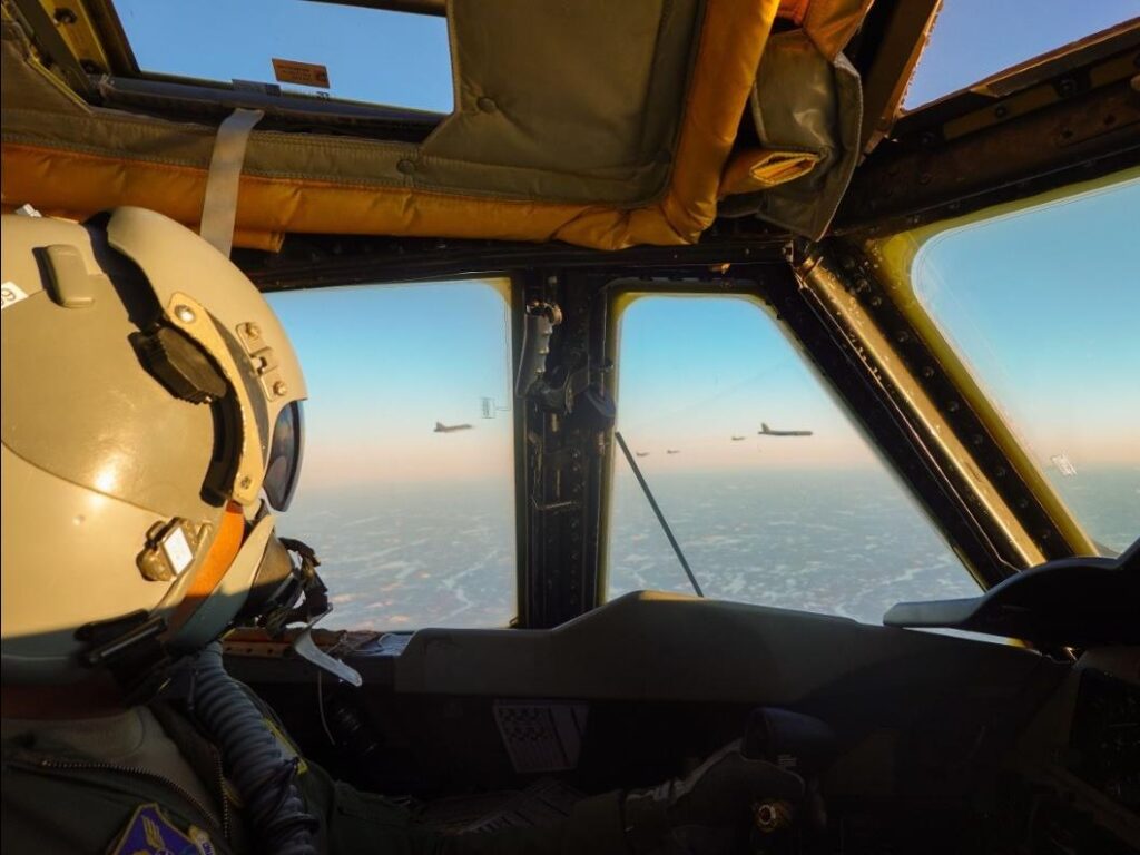 Un piloto de un B-52 Stratofortress observa, mientras los bombarderos son escoltados por cazas aliados de la OTAN. Los B-52 participaron en un F2T2 dirigido por el AIRCOM, el 6 de marzo. Los ejercicios F2T2 están diseñados para mejorar la interoperabilidad mediante la integración de recursos ISR con aviones con capacidad de ataque y GMLRS en escenarios de tiro en tiempo real. Los participantes debían localizar y seguir objetivos potenciales y coordinar un ataque simulado en un plazo determinado, tanto si se trataba de objetivos preestablecidos como dinámicos. Foto de cortesía Fuerza Aérea de EE.UU.