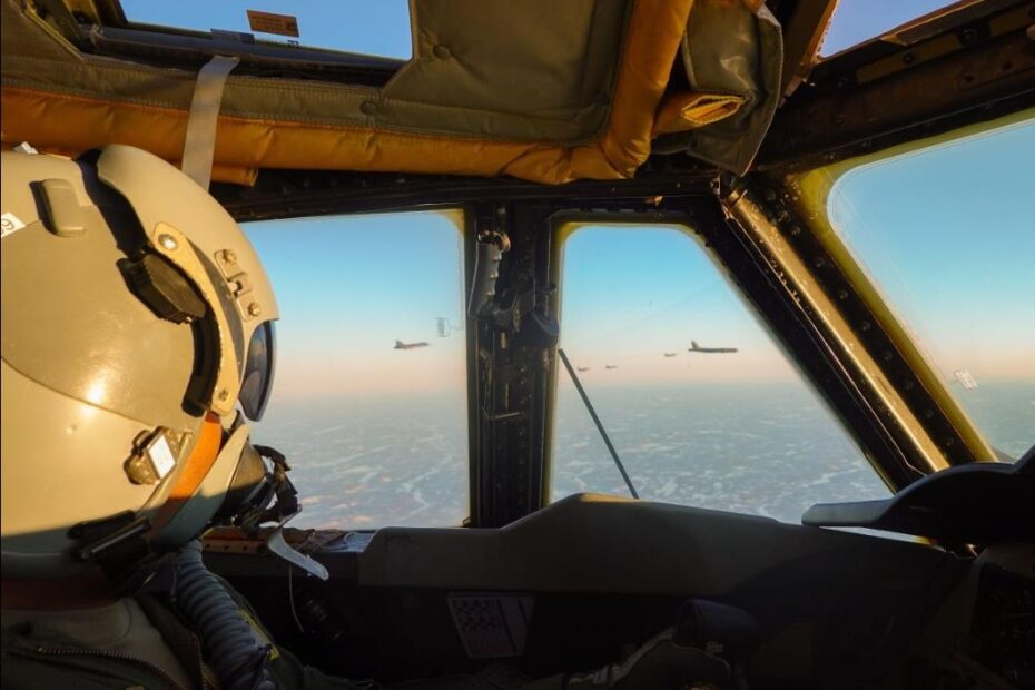 Un piloto de un B-52 Stratofortress observa, mientras los bombarderos son escoltados por cazas aliados de la OTAN. Los B-52 participaron en un F2T2 dirigido por el AIRCOM, el 6 de marzo. Los ejercicios F2T2 están diseñados para mejorar la interoperabilidad mediante la integración de recursos ISR con aviones con capacidad de ataque y GMLRS en escenarios de tiro en tiempo real. Los participantes debían localizar y seguir objetivos potenciales y coordinar un ataque simulado en un plazo determinado, tanto si se trataba de objetivos preestablecidos como dinámicos. Foto de cortesía Fuerza Aérea de EE.UU.