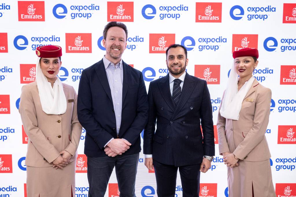 De izquierda a derecha: Greg Schulze, Director Comercial del Grupo Expedia, y Adnan Kazim, Vicepresidente y Director Comercial de Emirates. ©Emirates