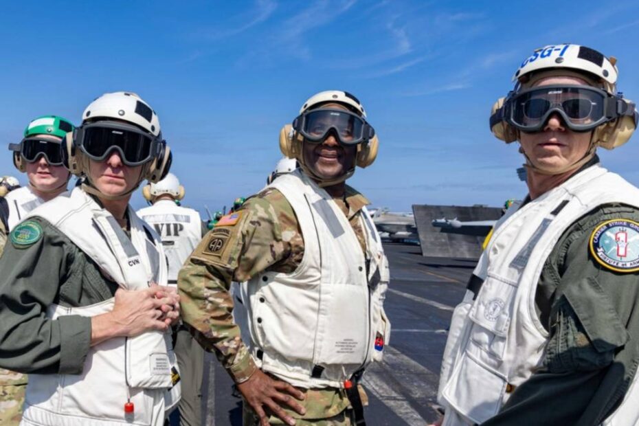 1 de marzo de 2025. Desde la izquierda, el Capitán Matthew Thomas, oficial al mando del portaaviones clase Nimitz USS Carl Vinson (CVN 70); el General del Ejército de los EE.UU. Xavier T. Brunson, comandante, Comando de las Naciones Unidas, Comando de Fuerzas Combinadas, Fuerzas de los Estados Unidos en Corea; y el Contralmirante Michael Wosje, comandante, Grupo de Ataque del Portaaviones 1, observan las operaciones de vuelo en la cubierta de vuelo a bordo del Vinson, 1 de marzo de 2025. El Vinson, buque insignia del Carrier Strike Group 1, se encuentra realizando operaciones de rutina en el área de operaciones de la 7ª Flota de EE.UU.. (Foto de la Marina de los EE.UU. por el Especialista en Comunicación de Masas de 2ª Clase Isaiah B. Goessl)