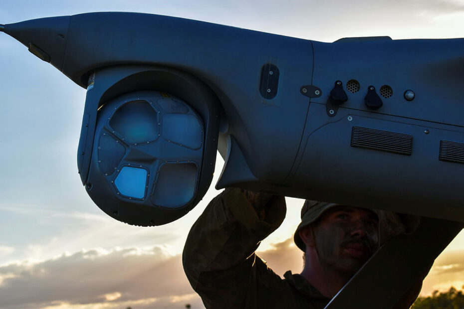 El artillero Liam Briggs, soldado del 20º Regimiento de la Real Artillería Australiana, comprueba el vehículo aéreo no tripulado Integrator durante el ejercicio Chimera Walk en la zona de entrenamiento de Shoalwater Bay, Queensland. ©Departamento de Defensa de Australia