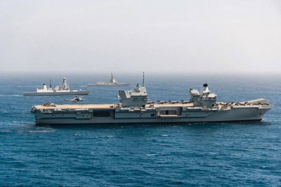 En la foto: De delante a atrás: Un helicóptero Merlin Mk4 del 845 Escuadrón Aeronaval aterriza en la cubierta de vuelo del HMS Prince of Wales con el HMS Dauntless y el Méndez Núñez detrás. Imágenes aéreas del CSG25 Op Highmast Task Group del Reino Unido tomadas desde un Wildcat del 815 Naval Air Squadron. El Carrier Strike Group es el despliegue clave de la Royal Navy de 2025. Dirigido por el buque insignia británico HMS Prince of Wales y con la participación de una docena de naciones, la misión de ocho meses -conocida como Operación Highmast- llevará al grupo de tareas a la costa occidental del Pacífico, pasando por el Mediterráneo y Oriente Medio, con una serie de ejercicios a gran escala con los aliados y socios de Gran Bretaña. El objetivo es reafirmar el compromiso del Reino Unido con la seguridad de la región del Mediterráneo y el Indo-Pacífico, demostrar la determinación colectiva de nuestros aliados y exhibir el comercio y la industria británicos. En el transcurso del despliegue participarán más de 4.500 militares británicos, entre ellos cerca de 600 de la RAF y 900 soldados, junto con 2.500 marineros de la Royal Navy y Royal Marines. ©Marina Real Británica