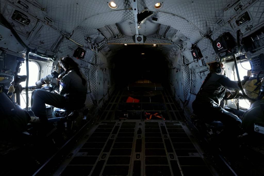 Las cabos Amanda Wintle y Monique Jeynes, jefas de carga de la Real Fuerza Aérea Australiana, capturan imágenes de buques marítimos de interés desde un avión C-27J Spartan durante la operación Solania 25-2, Tonga. ©Departamento de Defensa de Australia