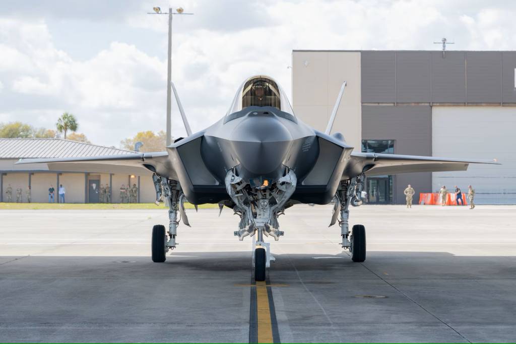 Un avión F-35A Lightning II llega al Ala de Caza 125 de la Guardia Nacional Aérea de Florida, ubicada en Jacksonville, Florida, el 4 de marzo de 2025. La llegada marca la transición de la unidad al avión de combate de quinta generación, mejorando la misión de defensa nacional 24/7 del ala y fortaleciendo los esfuerzos de integración de fuerzas conjuntas en Florida. (Foto de la Guardia Nacional Aérea de EE.UU. por el sargento Jacob Hancock)