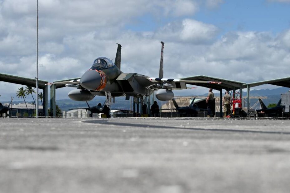 Jefes de tripulación del F-15 Eagle de la Fuerza Aérea de EE.UU. del Ala de Caza 173 en Kingsley Field ayudan a un piloto de F-15 con las comprobaciones del equipo antes del vuelo durante el ejercicio Sentry Aloha en la Base Conjunta Pearl Harbor-Hickam, Hawai, 08 de abril 2025. Las tripulaciones de mantenimiento durante Sentry Eagle cumplieron y superaron los estándares de línea dados durante las operaciones de vuelo y asumieron tareas adicionales que contribuyeron a más de 20 vuelos de familiarización exitosos. (Foto de la Guardia Nacional Aérea de EE.UU. por el sargento mayor Daniel Reed)