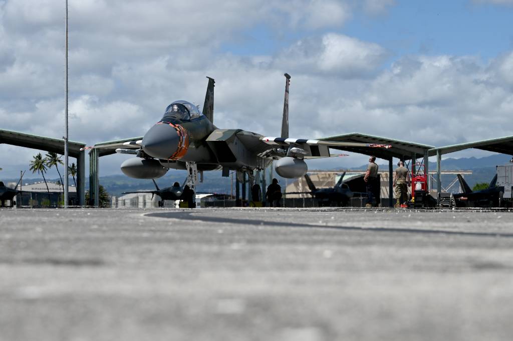 Jefes de tripulación del F-15 Eagle de la Fuerza Aérea de EE.UU. del Ala de Caza 173 en Kingsley Field ayudan a un piloto de F-15 con las comprobaciones del equipo antes del vuelo durante el ejercicio Sentry Aloha en la Base Conjunta Pearl Harbor-Hickam, Hawai, 08 de abril 2025. Las tripulaciones de mantenimiento durante Sentry Eagle cumplieron y superaron los estándares de línea dados durante las operaciones de vuelo y asumieron tareas adicionales que contribuyeron a más de 20 vuelos de familiarización exitosos. (Foto de la Guardia Nacional Aérea de EE.UU. por el sargento mayor Daniel Reed)