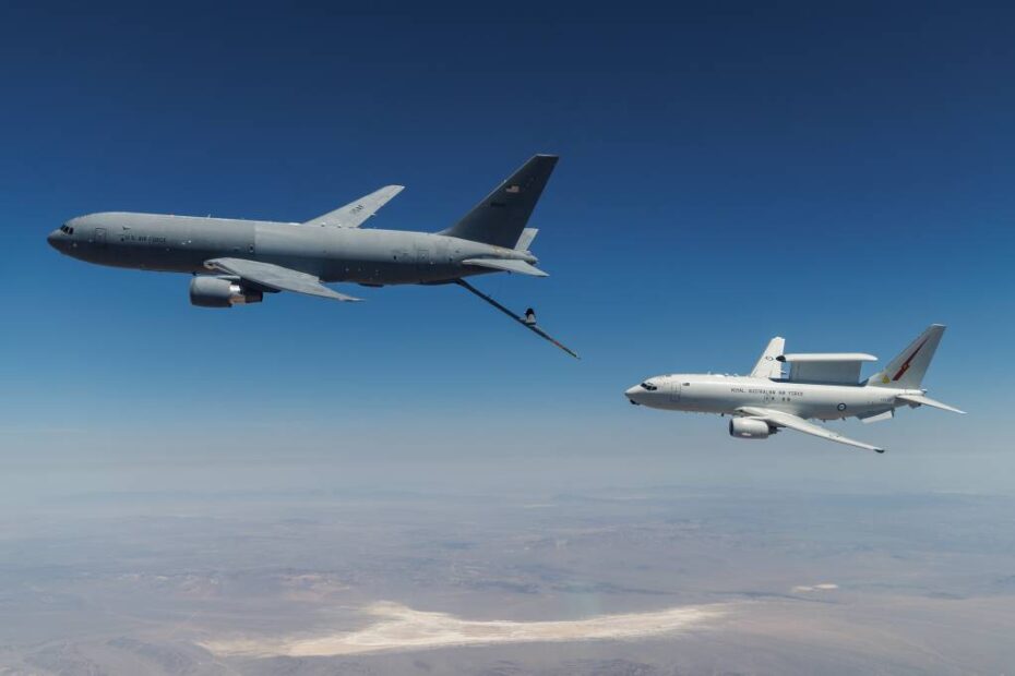 Un KC-46 Pegasus asignado al 418º Escuadrón de Pruebas en Vuelo se posiciona para repostar un E-7A Wedgetail de la Real Fuerza Aérea Australiana en el espacio aéreo cercano a la Base Edwards de la Fuerza Aérea, California, el 9 de abril de 2025. Tripulaciones aéreas de la Fuerza Aérea de EE.UU., la Real Fuerza Aérea Australiana y la Real Fuerza Aérea trabajaron juntas para certificar rápidamente esta capacidad de combate mejorada para la flota E-7A de la RAAF. La prueba trilateral también permitió a las Fuerzas Aéreas del Reino Unido y de los Estados Unidos adquirir una experiencia de prueba temprana antes del despliegue previsto de sus variantes de aviones E-7. (Foto de las Fuerzas Aéreas de EE.UU. por Richard Gonzales)