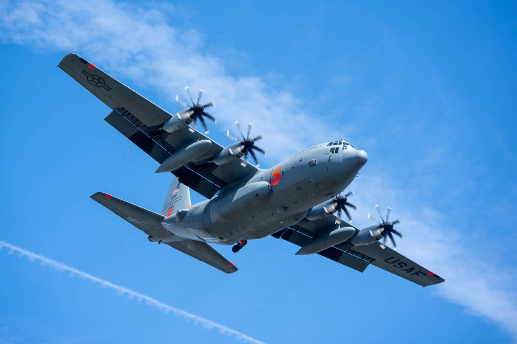 Un C-130 (MAFFS 5) del Ala 302 de Transporte Aéreo de la Reserva de la Fuerza Aérea de los Estados Unidos, procedente de la Base Espacial de la Fuerza Aérea de Colorado, realiza un simulacro antes de realizar un lanzamiento de agua el 24 de abril de 2025, durante el Entrenamiento de Primavera 2025 del Sistema Modular Aerotransportado de Lucha contra Incendios (MAFFS), organizado por el Ala 146 de Transporte Aéreo de la Guardia Nacional Aérea de California. Esta parte concreta del entrenamiento se llevó a cabo en el Bosque Nacional de los Ángeles, cerca de Green Valley, California, del 21 al 27 de abril de 2025. El entrenamiento incluyó sesiones en el aula, operaciones de vuelo y en tierra para las tripulaciones aéreas de la Fuerza Aérea, pilotos civiles de aviones líderes y personal de apoyo del Servicio Forestal del USDA, otras agencias federales y CAL FIRE. La Primera Fuerza Aérea (Fuerzas Aéreas del Norte), Componente Aéreo del Mando Norte de EE.UU., es el líder operativo del DoD para la respuesta militar aérea de lucha contra incendios forestales. Foto de la ANG por Senior Master Sgt. Paula Macombe