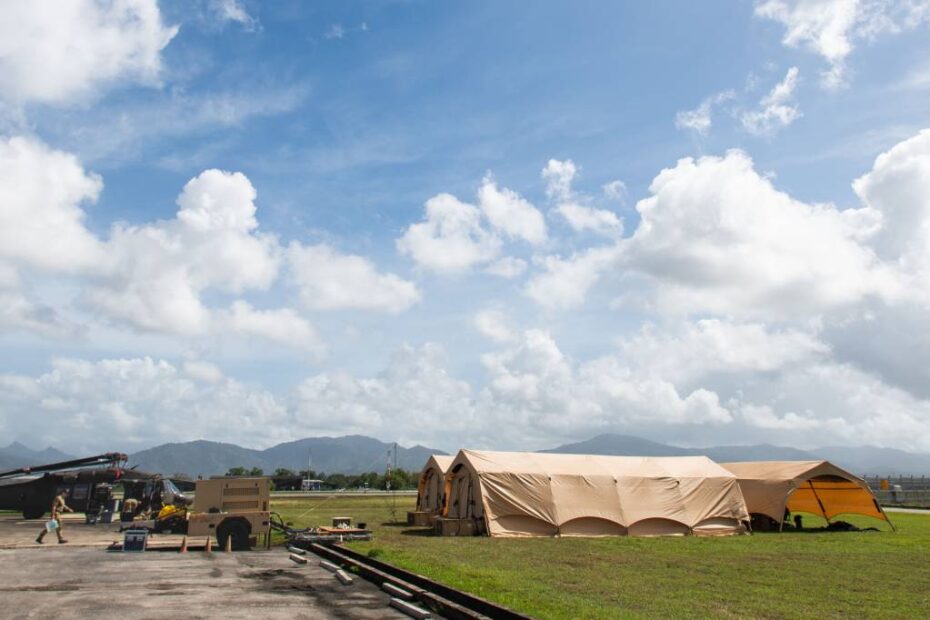 Uno de los equipos de apoyo a la misión del 137º Ala de Operaciones Especiales se encuentra cerca de una línea de vuelo durante TRADEWINDS 25 (TW25), Trinidad y Tobago, 25 de abril de 2025. El 137º SOW demostró capacidades ágiles de transporte aéreo utilizando un C-130J-30 Super Hercules de la Fuerza Aérea de EE.UU. asignado al 403º Ala y estableció un marco logístico escalable para apoyar futuras iteraciones de TRADEWINDS, mejorando la interoperabilidad con aliados y socios en todo el Caribe. El TW25 es un ejercicio anual patrocinado por el Mando Sur de EE.UU. y aprobado por el Jefe del Estado Mayor Conjunto que refuerza la estabilidad regional y demuestra la coordinación e interoperabilidad de las Fuerzas Conjuntas de EE.UU. con sus aliados y socios. Phoro del ANG por la aviadora superior Erika Chapa