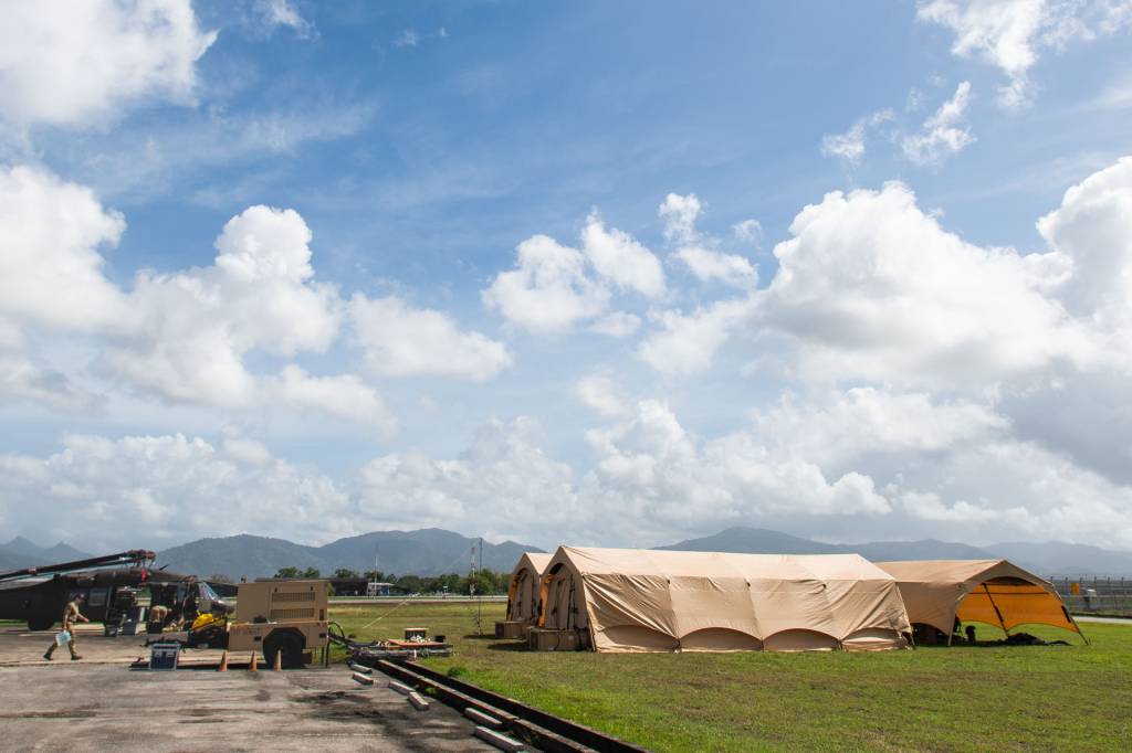 Uno de los equipos de apoyo a la misión del 137º Ala de Operaciones Especiales se encuentra cerca de una línea de vuelo durante TRADEWINDS 25 (TW25), Trinidad y Tobago, 25 de abril de 2025. El 137º SOW demostró capacidades ágiles de transporte aéreo utilizando un C-130J-30 Super Hercules de la Fuerza Aérea de EE.UU. asignado al 403º Ala y estableció un marco logístico escalable para apoyar futuras iteraciones de TRADEWINDS, mejorando la interoperabilidad con aliados y socios en todo el Caribe. El TW25 es un ejercicio anual patrocinado por el Mando Sur de EE.UU. y aprobado por el Jefe del Estado Mayor Conjunto que refuerza la estabilidad regional y demuestra la coordinación e interoperabilidad de las Fuerzas Conjuntas de EE.UU. con sus aliados y socios. Phoro del ANG por la aviadora superior Erika Chapa