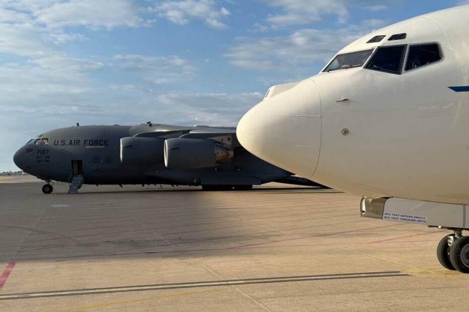 Un C-40 de la Guardia Nacional Aérea de Washington D.C. se prepara para el regreso de una delegación del Congreso a Estados Unidos desde Ciudad del Vaticano tras los servicios funerarios por el Papa Francisco, 26 de abril de 2025. Fotografía de la ANG por el sargento mayor Craig Clapper.