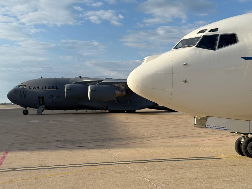 Un C-40 de la Guardia Nacional Aérea de Washington D.C. se prepara para el regreso de una delegación del Congreso a Estados Unidos desde Ciudad del Vaticano tras los servicios funerarios por el Papa Francisco, 26 de abril de 2025. Fotografía de la ANG por el sargento mayor Craig Clapper.