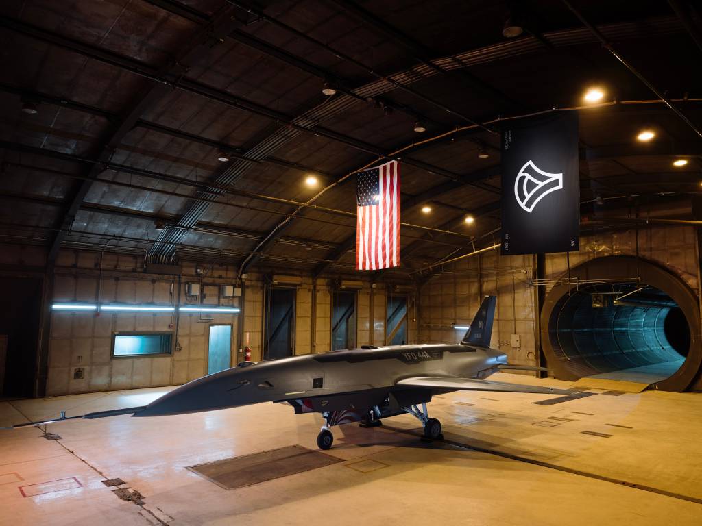 Un vehículo de pruebas representativo de producción YFQ-44A en una cámara de pruebas en Costa Mesa, California. El YFQ-44A, desarrollado por Anduril, es uno de los dos vehículos de prueba representativos de la producción que serán fundamentales para asegurar el dominio aéreo de la Fuerza Aérea en futuros conflictos, aprovechando las capacidades autónomas y el trabajo en equipo tripulado-no tripulado para derrotar a las amenazas enemigas en entornos disputados. (Foto de cortesía)