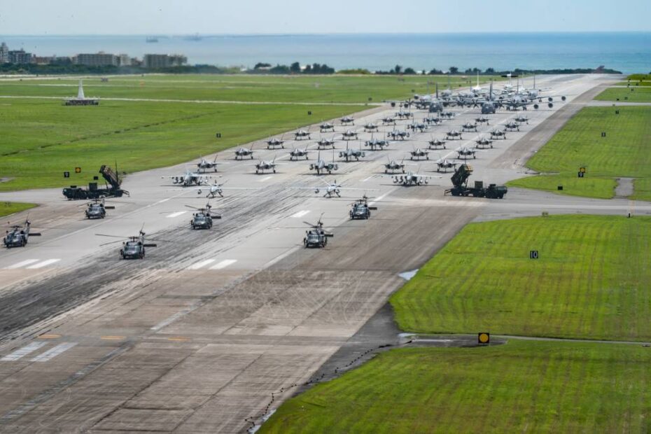 Efectivos de la Fuerza Aérea, el Ejército y la Armada de EE.UU. se alinean en la pista de aterrizaje para un paseo de elefantes durante un ejercicio rutinario de preparación operativa en la Base Aérea de Kadena, Japón, 6 de mayo de 2025. El Equipo Kadena exhibió una variedad de aeronaves, demostrando una parte de las 100 aeronaves que operan desde la Piedra Angular del Pacífico. (Foto de la Fuerza Aérea de EE.UU. por el aviador Tylir Meyer)