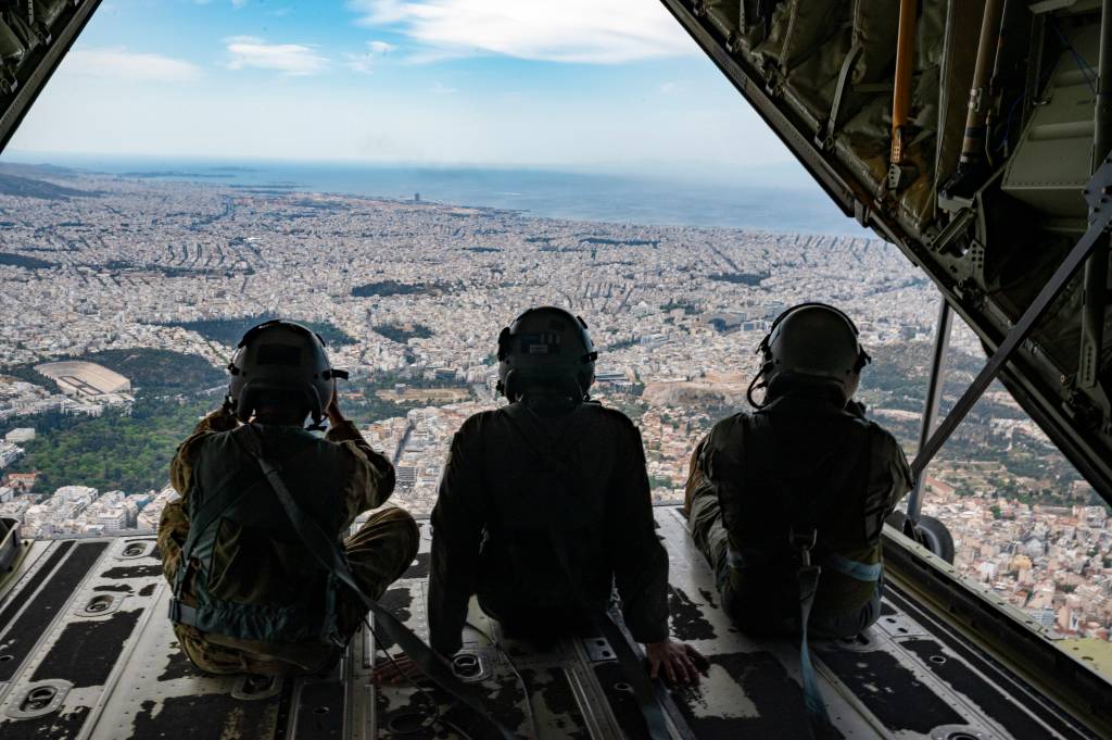 Dos aviadores estadounidenses y un miembro de las fuerzas aéreas helénicas navegan en un C-130J Super Hercules sobre Atenas, Grecia, durante el ejercicio Stolen Cerberus XII, el 2 de mayo de 2025. Mediante esfuerzos de adiestramiento combinado como el Stolen Cerberus, los aliados de la OTAN refuerzan su capacidad de colaborar eficazmente, mejorando sus capacidades militares y reforzando la postura colectiva que garantiza la seguridad en la región de los Balcanes. (Foto de la Fuerza Aérea de EEUU por el aviador Brenden Beezley)
