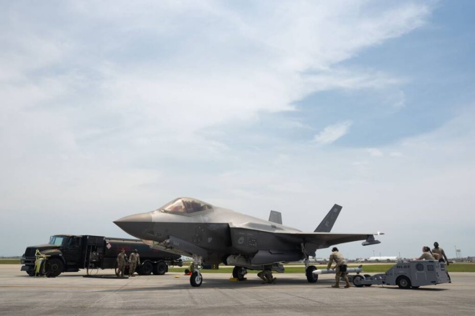 Aviadores de la Guardia Nacional Aérea de EE.UU. del 187º Ala de Caza, Grupo de Mantenimiento y Apoyo a la Misión, se preparan para cargar combustible y municiones reales en un F-35A Lightning II, Tyndall AFB, Florida, 7 de mayo de 2025. El 187º Ala de Caza realizó su primer giro de combate integrado en caliente con munición real para el Programa de Evaluación del Sistema de Armas (WSEP). (Foto de la Guardia Nacional Aérea de EE.UU. por el aviador de primera clase Andre Bordlee)