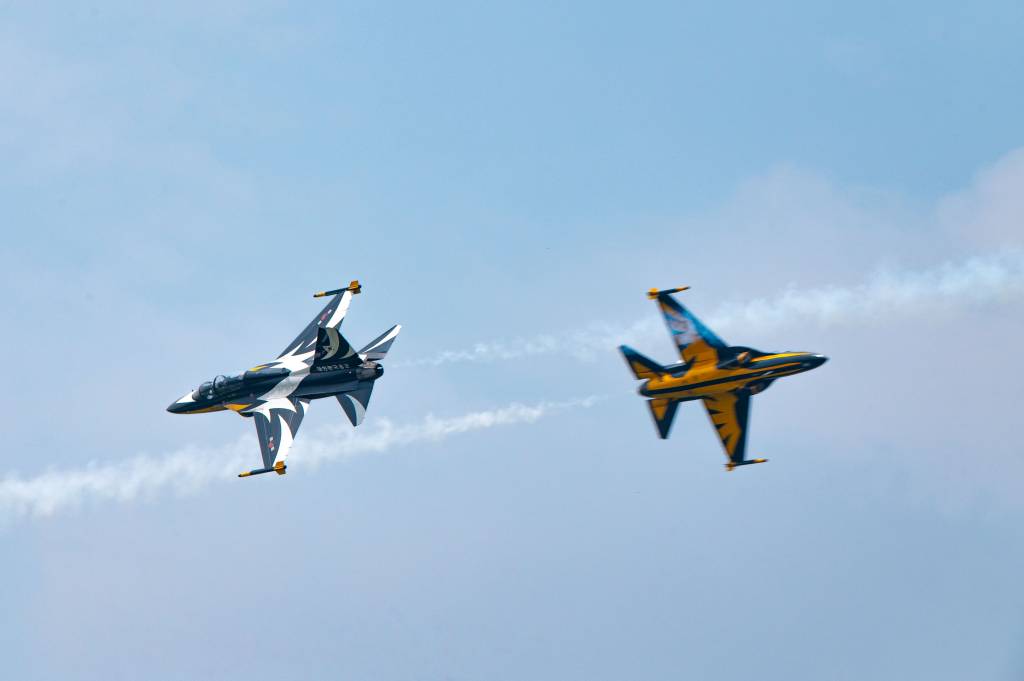 Las Águilas Negras de la Fuerza Aérea de la República de Corea realizan maniobras aéreas durante los Días del Poder Aéreo de Osan en la Base Aérea de Osan, República de Corea, el 11 de mayo de 2025. Su actuación demostró un vuelo de precisión experto y puso de relieve la fuerza de la asociación entre EE.UU. y la República de Corea ante la mirada de miles de asistentes. (Foto de las Fuerzas Aéreas de EE.UU. por el aviador Tallon Bratton)