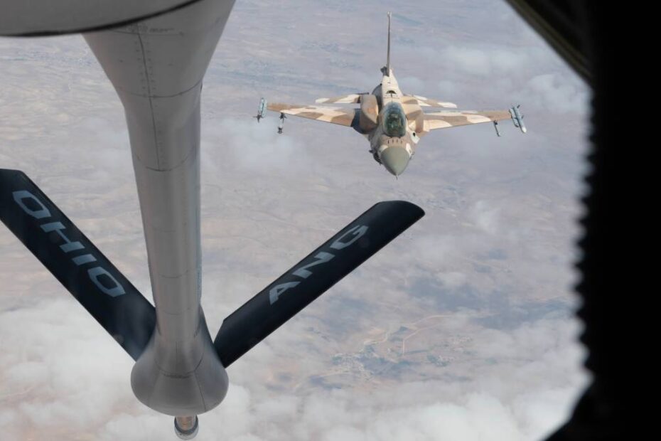 Un F-16 Fighting Falcon de la Real Fuerza Aérea de Marruecos se coloca en posición para un reabastecimiento en vuelo simulado por un KC-135R Stratotanker de la Fuerza Aérea de los Estados Unidos asignado al 166º Escuadrón de Reabastecimiento Aéreo, 121º Ala de Reabastecimiento Aéreo, Guardia Nacional de Ohio, con base en Rickenbacker Air National Guard, Ohio, durante African Lion 2025 (AL25) en Marruecos, el 13 de mayo de 2025. El KC-135R realizó un reabastecimiento simulado para 16 F-16 durante su misión. AL25, el mayor ejercicio militar anual en África, reúne a más de 50 naciones, incluidos siete aliados de la OTAN y 10.000 tropas para llevar a cabo un entrenamiento realista, dinámico y de colaboración en un entorno austero que cruza múltiples comandos combatientes geográficos y funcionales. Dirigido por la Fuerza de Tareas para Europa Meridional del Ejército de los Estados Unidos en África (SETAF-AF), en nombre del Mando de África de los Estados Unidos, el AL25 tendrá lugar del 14 de abril al 23 de mayo de 2025 en Ghana, Marruecos, Senegal y Túnez. Este ejercicio a gran escala mejorará nuestra capacidad de trabajar juntos en operaciones complejas y multidominio, preparando a las fuerzas para desplegarse, luchar y vencer. (Foto de la Fuerza Aérea de EE.UU. por la Sargento Técnico Alexandra M. Longfellow)