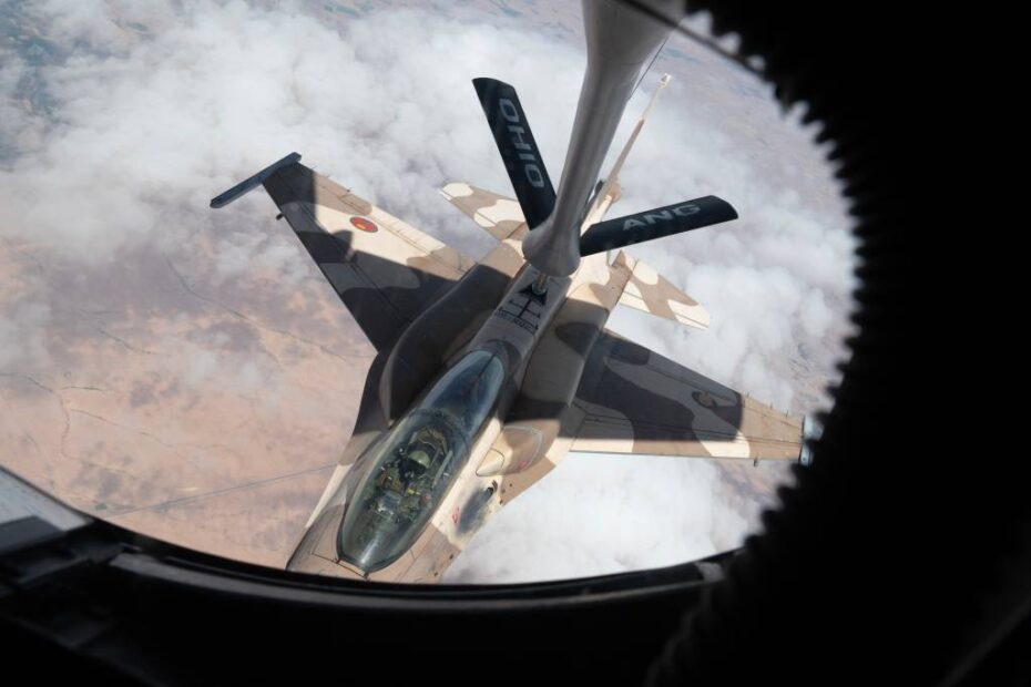 Un F-16 Fighting Falcon de la Real Fuerza Aérea de Marruecos hace contacto con un KC-135R Stratotanker de la Fuerza Aérea de EE.UU. asignado al 166º Escuadrón de Reabastecimiento Aéreo, 121º Ala de Reabastecimiento Aéreo, Guardia Nacional de Ohio, para una calificación simulada de reabastecimiento en vuelo durante African Lion 2025 (AL25) en Marruecos, 13 de mayo de 2025. El KC-135R realizó un reabastecimiento simulado para 16 F-16 durante su misión. (Foto de las Fuerzas Aéreas de EE.UU. por la sargento técnico Alexandra M. Longfellow)