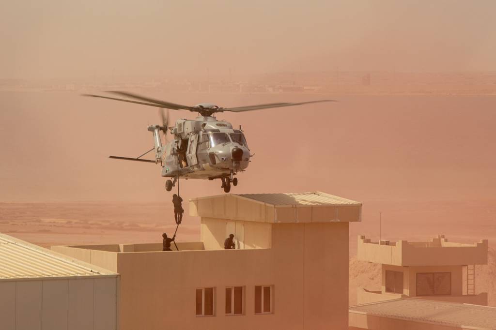 Fuerzas de Operaciones Especiales estadounidenses y qataríes realizan un entrenamiento conjunto durante Invincible Sentry 25. Por tercera vez en siete años, Qatar acogió a las fuerzas estadounidenses en este ejercicio militar combinado diseñado para mejorar la interoperabilidad y reforzar la duradera asociación entre ambos países. Foto de cortesía