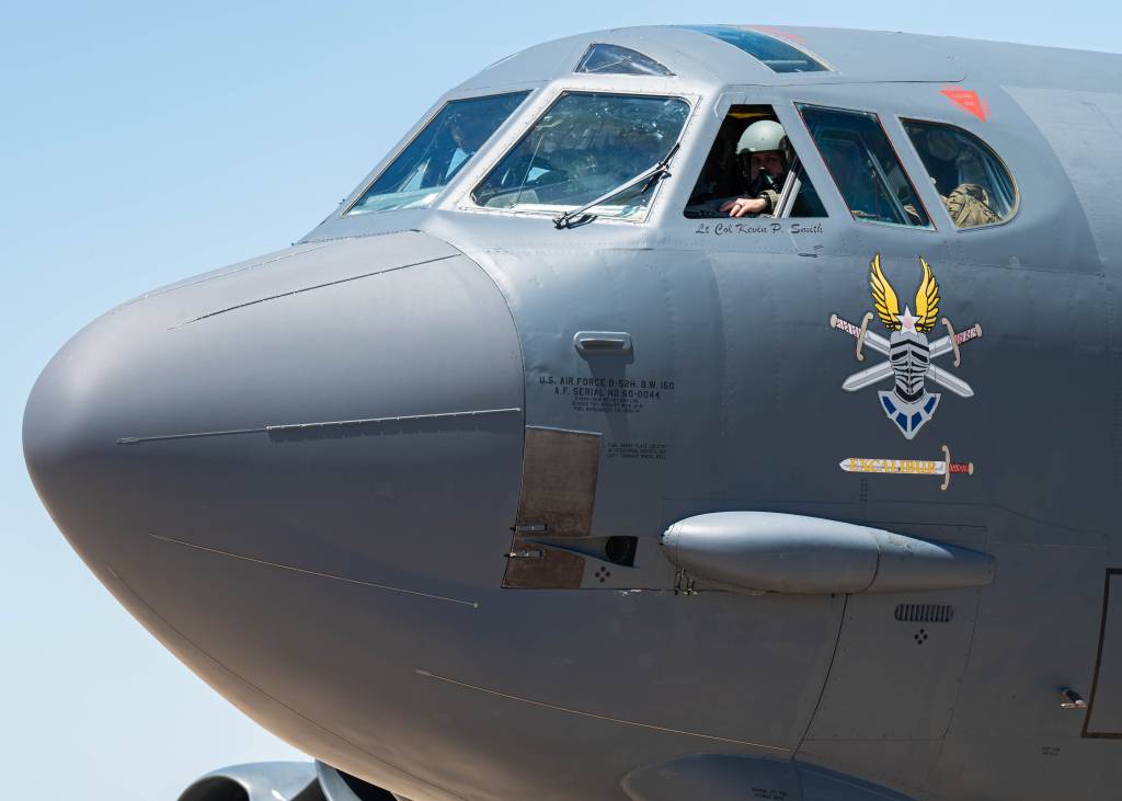 Un B-52H Stratofortress de la Fuerza Aérea de EE.UU. asignado al 23º Escuadrón Expedicionario de Bombarderos permanece en la línea de vuelo tras llegar en apoyo del Grupo de Bombarderos Europa a la Base Aérea de Morón, España, 20 de mayo de 2025. Este despliegue demuestra la capacidad de la Fuerza Aérea de EE.UU. para operar desde ubicaciones flexibles y dispersas, manteniendo al mismo tiempo el alcance estratégico y la precisión. (Foto de la Fuerza Aérea de EE.UU. por el aviador superior Kyle Wilson)