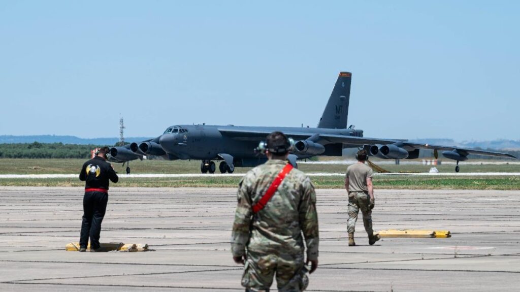 Un B-52H Stratofortress de la Fuerza Aérea de EE.UU. aterriza en la Base Aérea de Morón, España, el 20 de mayo de 2025, en apoyo de la Bomber Task Force Europe. Esta misión subraya el compromiso permanente de EE.UU. con la OTAN y la seguridad transatlántica. (Foto cortesía de la Fuerza Aérea de EE.UU.)