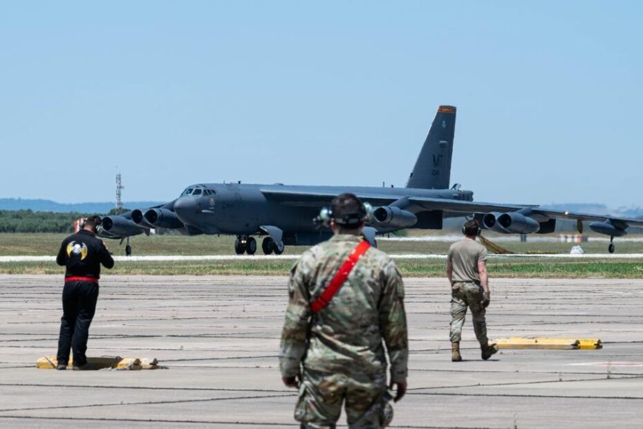 Un B-52H Stratofortress de la Fuerza Aérea de EE.UU. aterriza en la Base Aérea de Morón, España, el 20 de mayo de 2025, en apoyo de la Bomber Task Force Europe. Esta misión subraya el compromiso permanente de EE.UU. con la OTAN y la seguridad transatlántica. (Foto cortesía de la Fuerza Aérea de EE.UU.)
