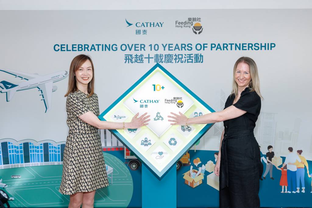 Cathay y Feeding Hong Kong han celebrado hoy más de 10 años de colaboración con un acto especial organizado por Lavinia Lau, Directora Comercial y de Atención al Cliente de Cathay (izquierda), y Gabrielle Kirstein, Fundadora y Directora Ejecutiva de Feeding Hong Kong (derecha).