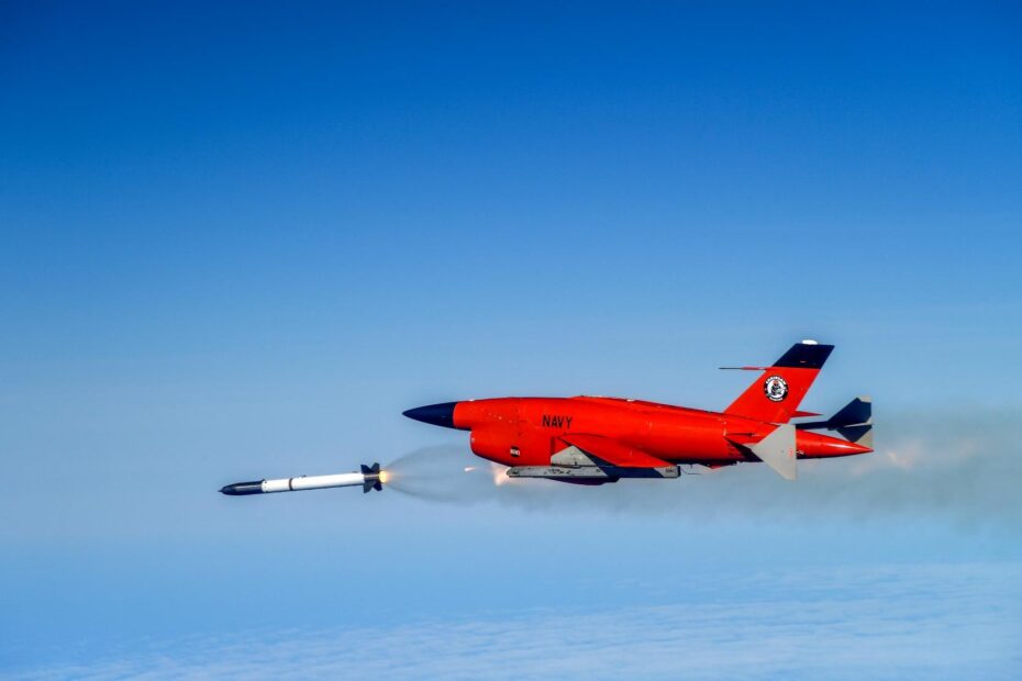 Un blanco aéreo no tripulado BQM-34, pilotado a distancia durante el vuelo, suelta un misil de prueba sobre el campo de tiro marítimo de Point Mugu. La prueba permitió avanzar en el diseño de un misil destinado a mejorar el alcance y la puntería para futuras misiones de la Armada. (Foto de la Marina de los EE.UU.)