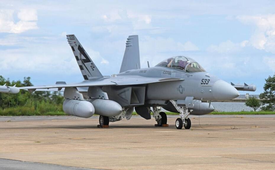 La Marina estadounidense emplea NGJ-MB en el EA-18G Growler para atacar amenazas de radar avanzadas, comunicaciones, enlaces de datos y amenazas de radiofrecuencia no tradicionales. Imagen: RTX