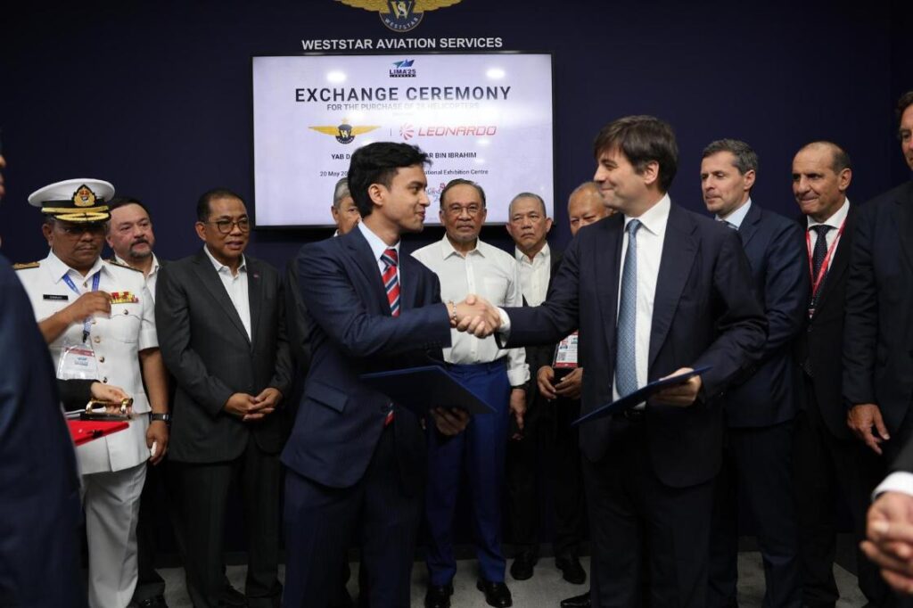 Foto: apretón de manos durante la ceremonia entre Syed Muhammad Azni Syed Azman, Director Ejecutivo de Weststar Aviation Services, y Stefano Villanti, SVP de Ventas, Marketing y Contratos de Leonardo Helicopters (de izquierda a derecha).