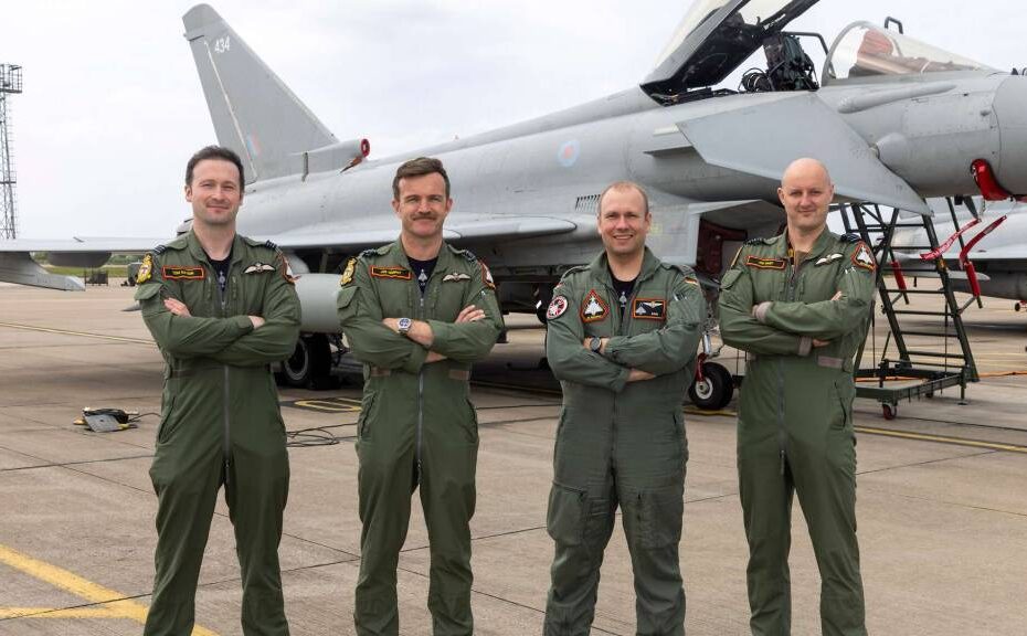 Pilotos del 29 Escuadrón en la base aérea RAF Coningsby delante de un Eurofighter Typhoon. Los pilotos, incluido el piloto de intercambio alemán Capitán Ewin M., volaron juntos en la formación VE80 el Día de la Victoria. © RAF/AS1 Moharram