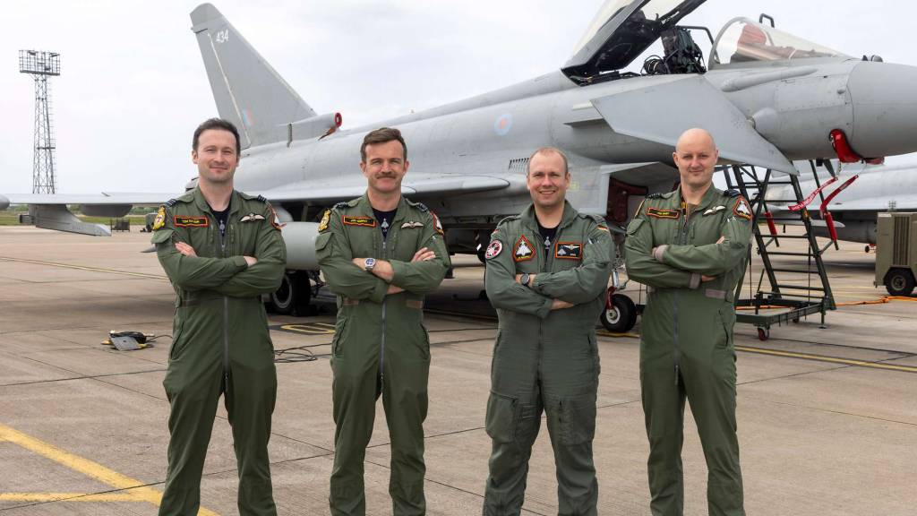 Pilotos del 29 Escuadrón en la base aérea RAF Coningsby delante de un Eurofighter Typhoon. Los pilotos, incluido el piloto de intercambio alemán Capitán Ewin M., volaron juntos en la formación VE80 el Día de la Victoria. © RAF/AS1 Moharram