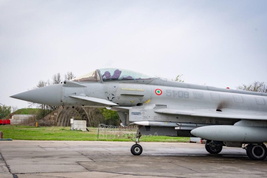 Las Fuerzas Aéreas italianas contribuyen a la mejora de la policía aérea con 4 aviones Eurofighter Typhoon para la rotación actual. Imágenes de archivo por cortesía del Ejército del Aire italiano.