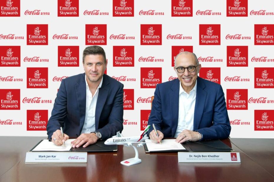 El acuerdo fue firmado por el Dr. Nejib Ben Khedher, Vicepresidente Senior de División de Emirates Skywards (derecha) y Mark Jan Kar, Vicepresidente Senior de Entretenimiento y Desarrollo de Contenidos, MENA, ASM Global y Director General de Coca-Cola Arena (izquierda). ©Emirates