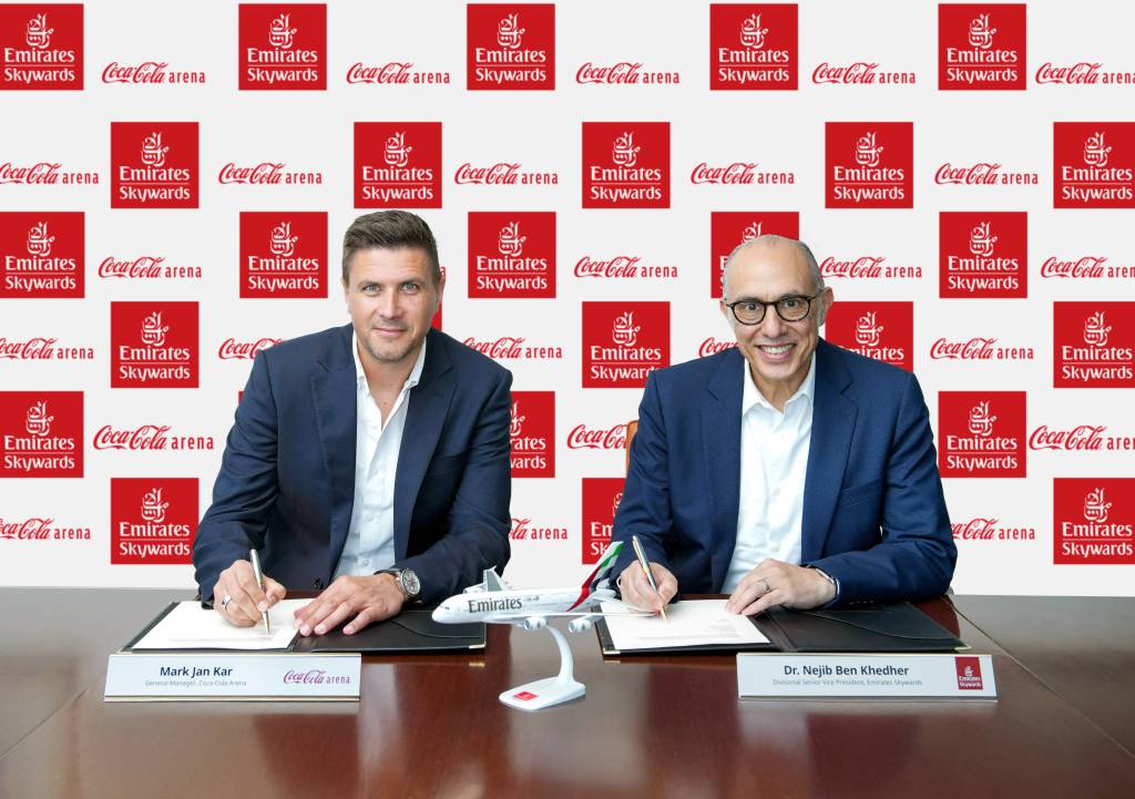 El acuerdo fue firmado por el Dr. Nejib Ben Khedher, Vicepresidente Senior de División de Emirates Skywards (derecha) y Mark Jan Kar, Vicepresidente Senior de Entretenimiento y Desarrollo de Contenidos, MENA, ASM Global y Director General de Coca-Cola Arena (izquierda). ©Emirates
